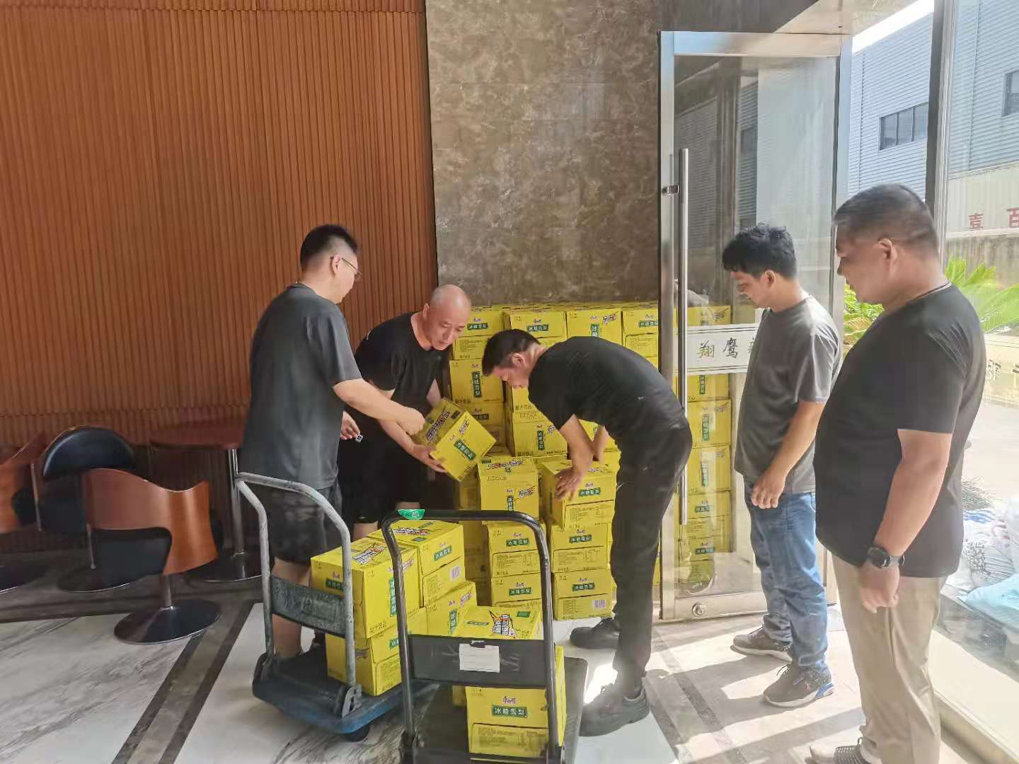 公司領導、工會慰問高溫一線員工