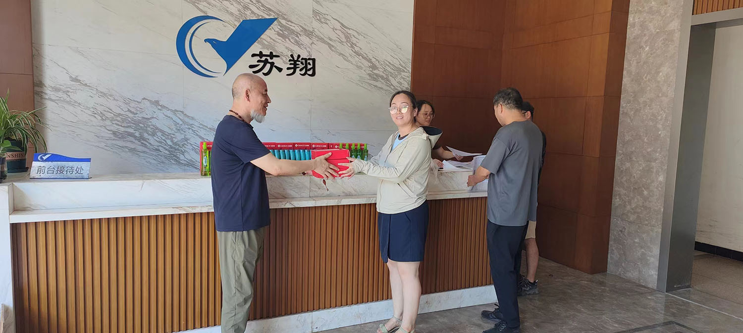公司、工會領(lǐng)導(dǎo)慰問奮戰(zhàn)在一線高溫環(huán)境中的員工
